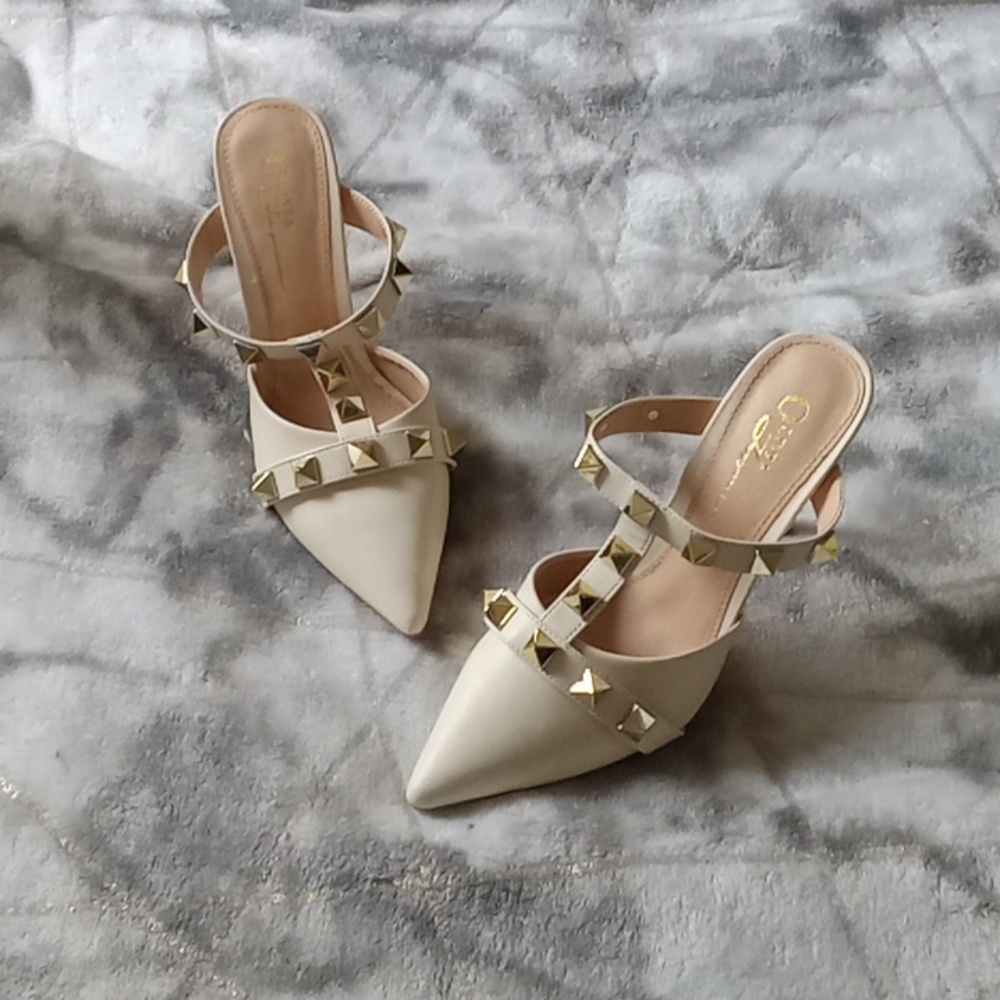 Cream/ Tan Heels w Gold Studs